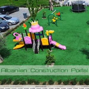 Keshtjella me rreshqitese per kend lojrash Keshtjella me rreshqitese per kend lojrash